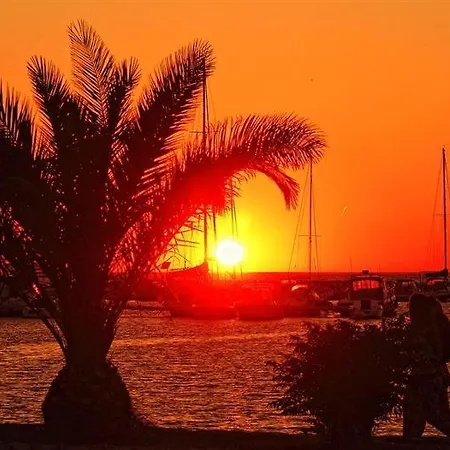 House Studenac 100m From Beach *
